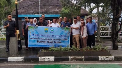 Perumdam Tirta Mukti Cianjur kembali melakukan kegiatan berbagi takjil kepada masyarakat di bulan Ramadan 1447 Hijriah, Selasa 24 Februari 2026.