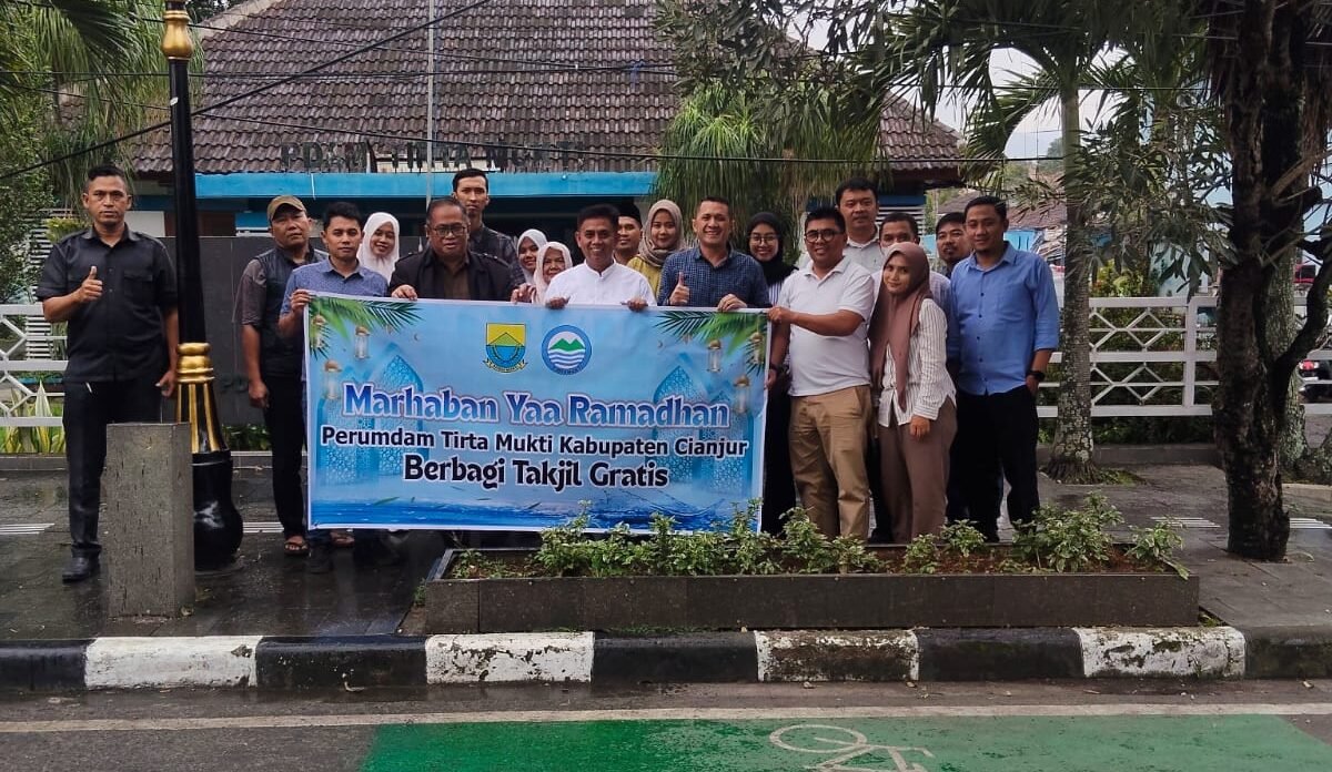 Perumdam Tirta Mukti Cianjur kembali melakukan kegiatan berbagi takjil kepada masyarakat di bulan Ramadan 1447 Hijriah, Selasa 24 Februari 2026.