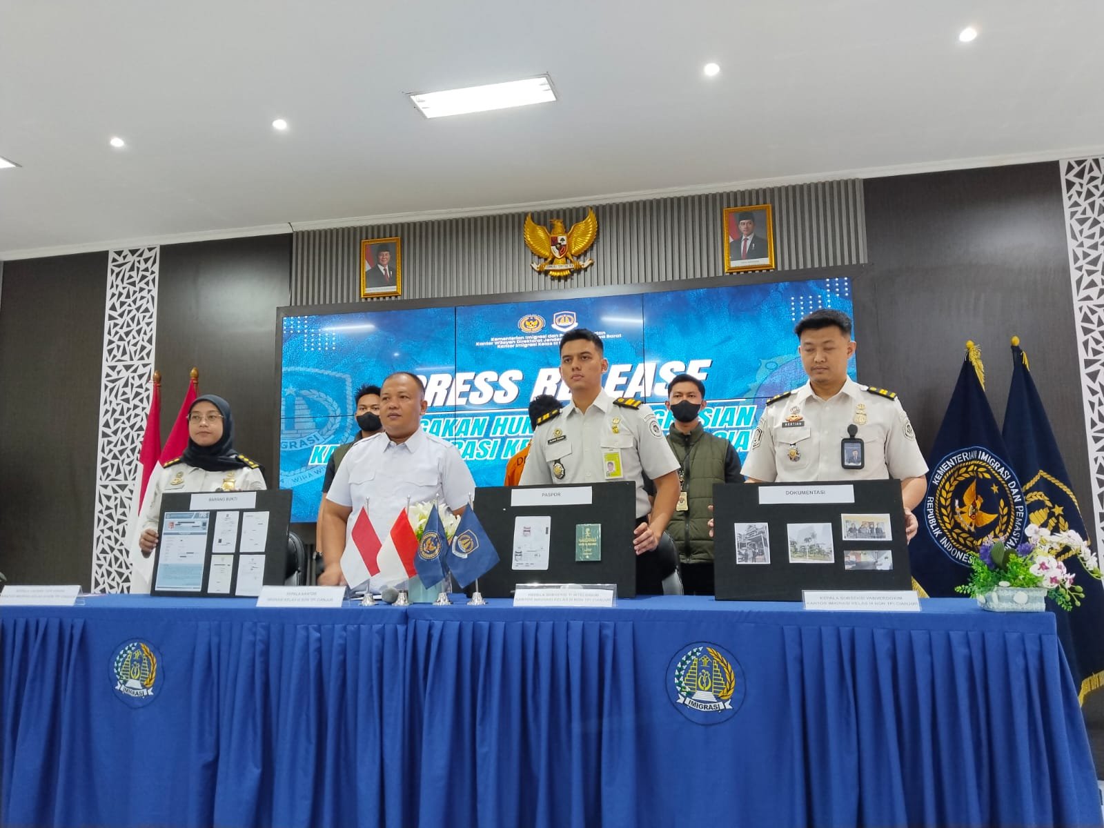 Kantor Imigrasi Kelas III Non TPI Cianjur mendeportasi seorang Warga Negara Asing (WNA) asal Arab Saudi berinisial FKMA karena diduga melakukan pelanggaran keimigrasian.