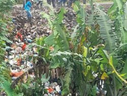 Petugas Gabungan Gotong Royong Bersihkan Sampah di Tebing Sungai Cikundul Sukanagalih