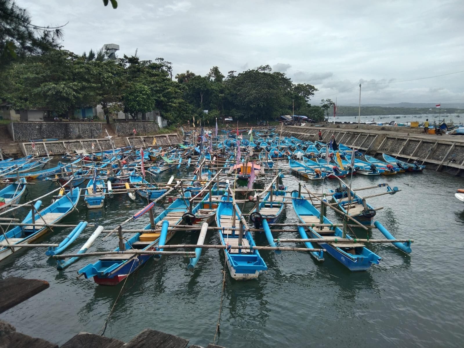 Aktivitas nelayan di Pantai Jayanti, Kecamatan Cidaun, Kabupaten Cianjur, menurun akibat cuaca buruk yang berkepanjangan serta keterbatasan penyimpanan untuk perahu.