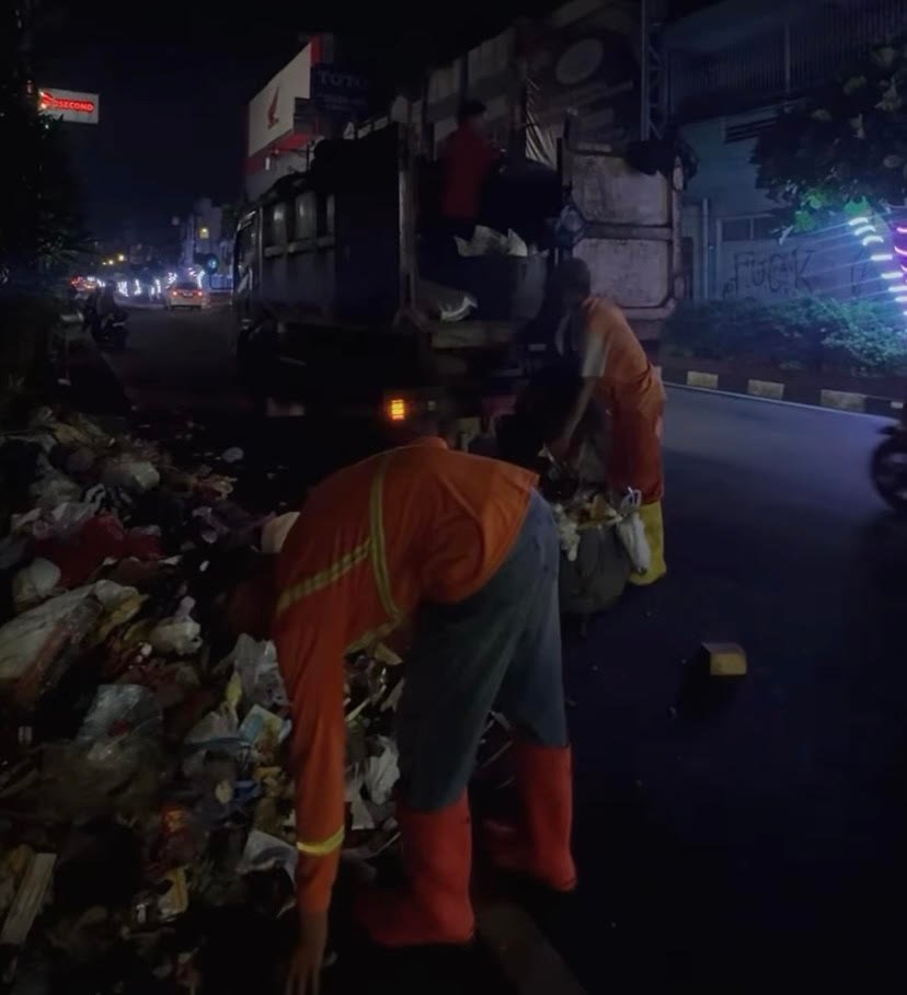 Dinas Lingkungan Hidup (DLH) Kabupaten Cianjur menyebutkan volume sampah selama bulan Ramadhan mengalami peningkatan hingga 20 ton per hari.