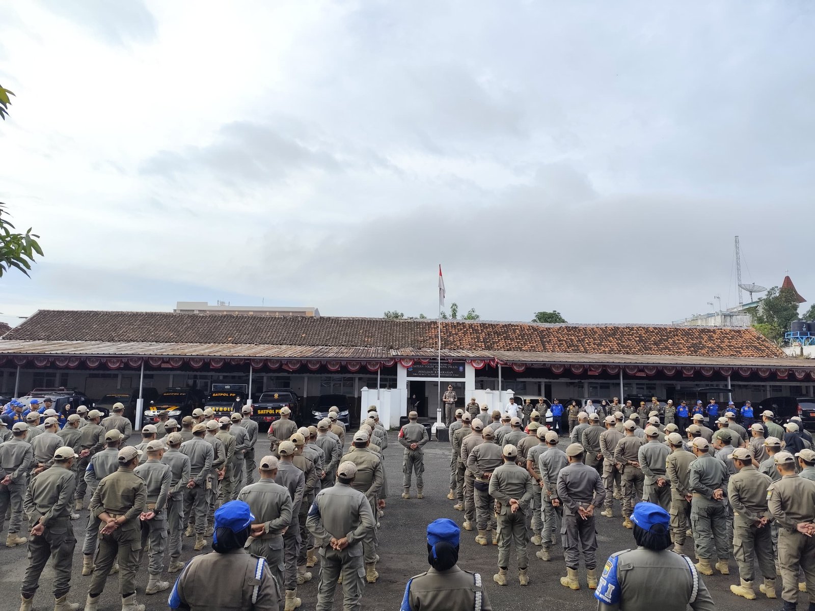 Apel kesiapsiagaan yang digelar di halaman Markas Komando (Mako) Satpol PP dan Damkar Kabupaten Cianjur pada Jumat 13 Maret 2026.