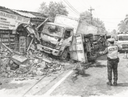 Truk Tabrak Warung hingga Terguling, Satu Orang Meninggal Dunia