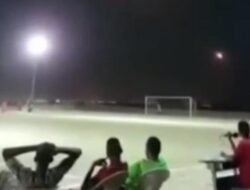 Langit Dipenuhi Cahaya Rudal, Laga Sepak Bola di Irak Tetap Berjalan