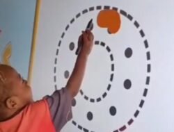 Belajar di Atas Jerami, Anak-Anak Papua Gunakan Papan Pintar Interaktif