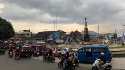 Arus Lalu Lintas di Bundaran Tugu Lampu Gentur Cianjur Padat