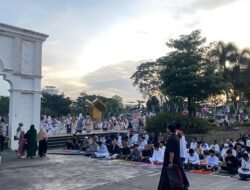 Warga Cianjur Padati Masjid Agung dan Alun-alun Laksanakan Salat Idulfitri