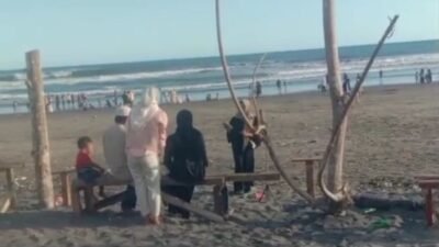 Pantai Apra Sindangbarang Cianjur Dipadati Ribuan Pengunjung Saat Libur Lebaran