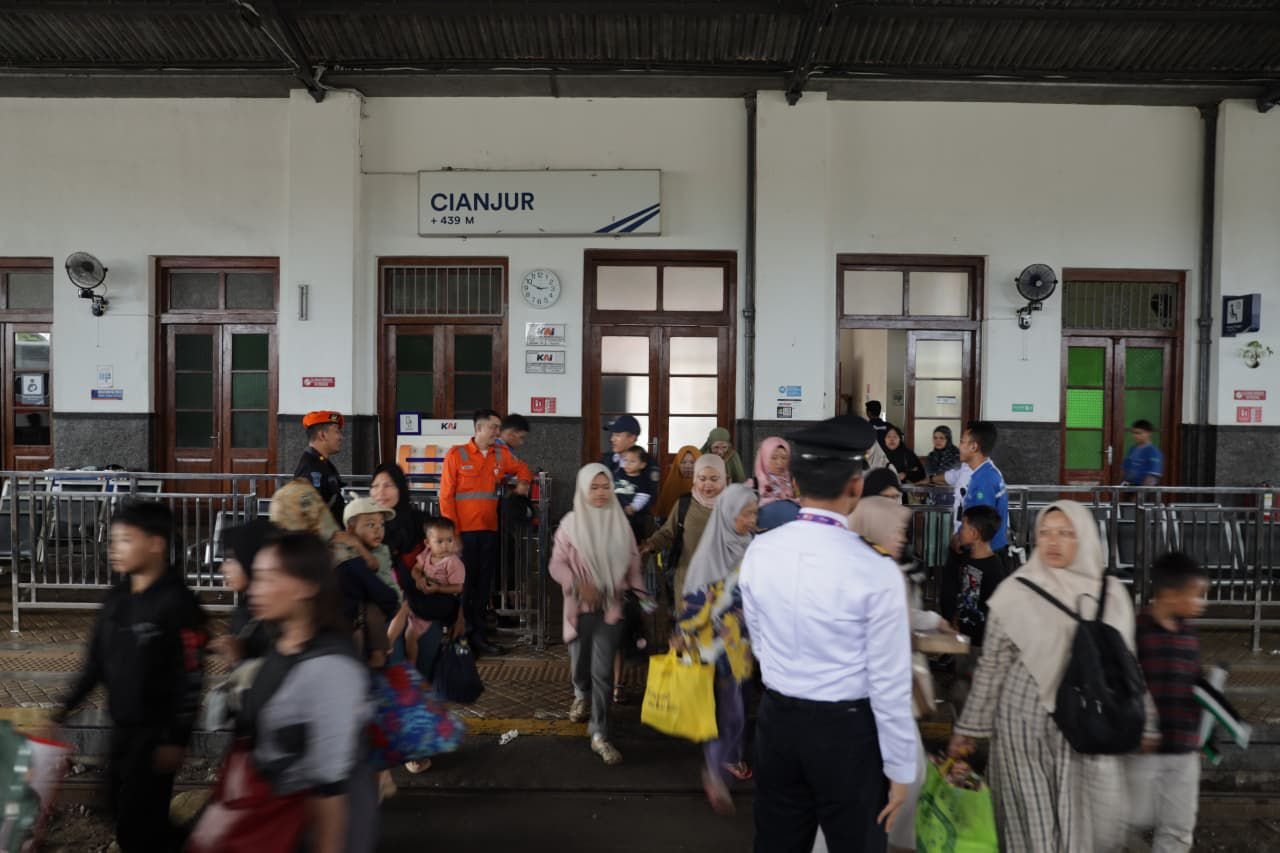 Lonjakan penumpang terjadi di Stasiun Cianjur selama masa Angkutan Lebaran 2026. Kereta Api (KA) Siliwangi relasi Cipatat-Sukabumi
