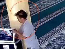 Pria Terekam CCTV Diduga Bobol Kotak Amal di Masjid
