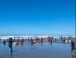 Wisatawan Padati Objek Wisata Pantai di Cidaun Cianjur pada Hari Kedua Libur Lebaran 2026