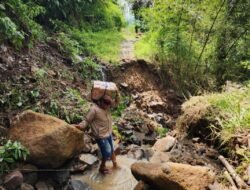 Diguyur Hujan Lebat, Belasan Titik Longsor dan Jalan Putus di Desa Cibuluh Kecamatan Cidaun Cianjur