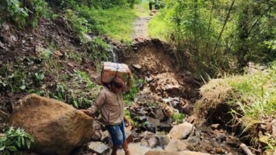 Diguyur Hujan Lebat, Belasan Titik Longsor dan Jalan Putus di Desa Cibuluh Kecamatan Cidaun Cianjur