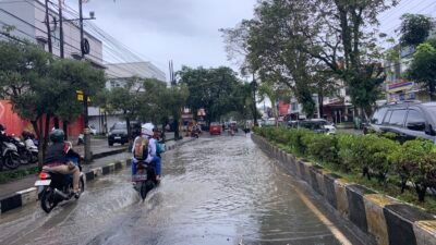 Tampak ruas Jalan KH Abdullah Bin Nuh yang terendam banjir hingga mengakibatkan kemacetan akibat hujan deras disertai angin kencang, Rabu 4 Maret 2026.(Cianjur Ekspres/Fauzi Noviandi)