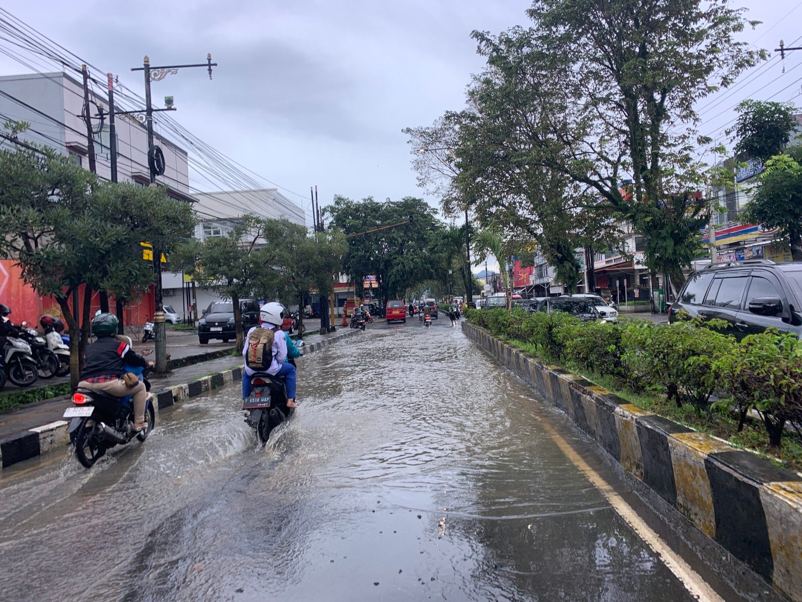 Tampak ruas Jalan KH Abdullah Bin Nuh yang terendam banjir hingga mengakibatkan kemacetan akibat hujan deras disertai angin kencang, Rabu 4 Maret 2026.(Cianjur Ekspres/Fauzi Noviandi)