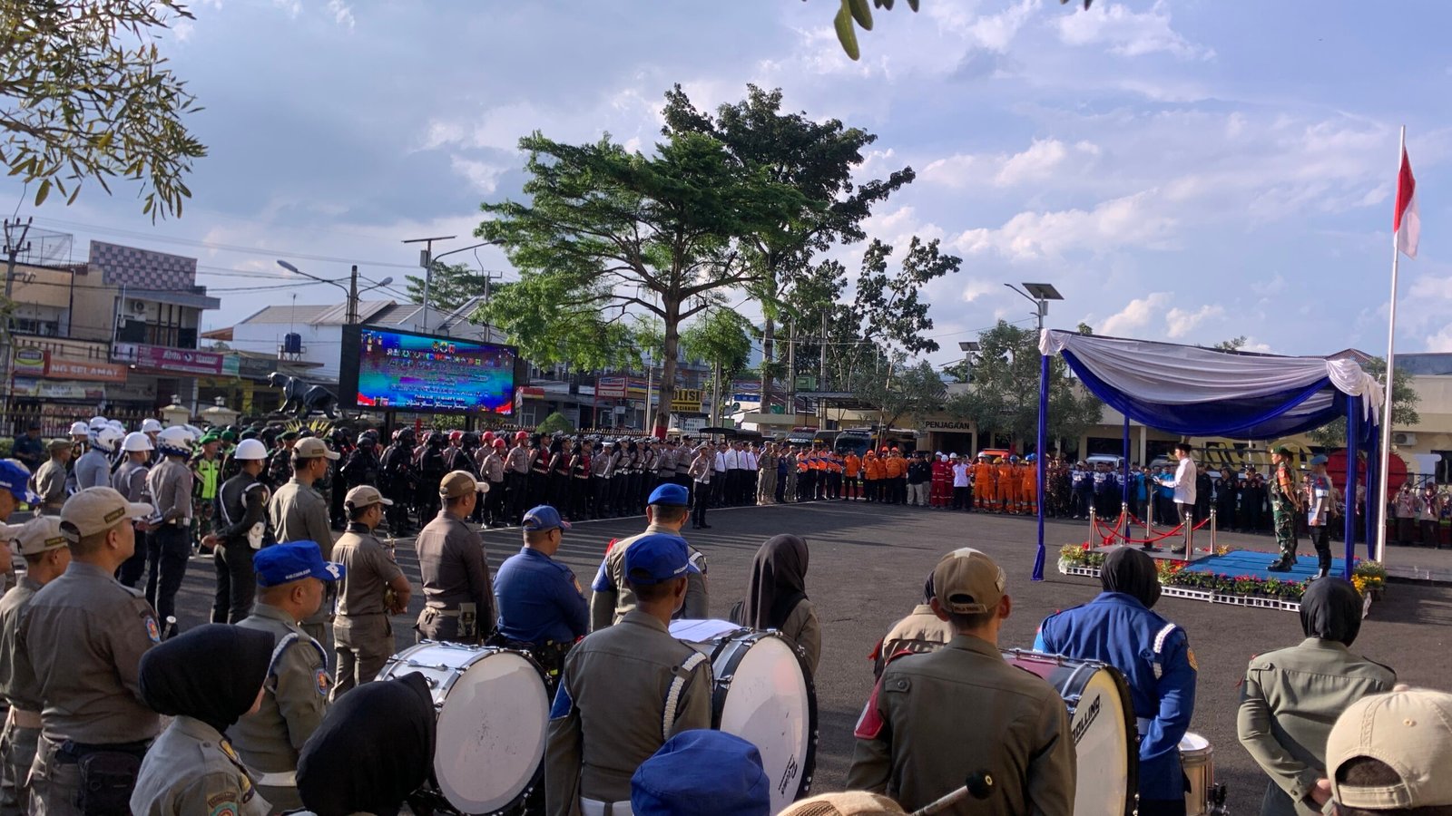Sebanyak 1.300 personil gabungan disiagakan dan ditempatkan disejumlah titik demi memastikan keamanan dan kelancaran bagi masyarakat juga pemudik dalam Operasi Ketupat Lodaya 2026 di Kabupaten Cianjur.(Cianjur Ekspres/Fauzi Noviandi)