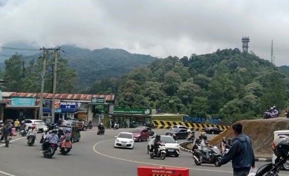 Satlantas Polres Cianjur mencatat arus lalu lintas di Kawasan Puncak, Kabupaten Cianjur pada libur Lebaran 2026 meningkat hingga 70 persen.