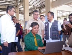 Menaker Yassierli Tinjau Posko Peduli K3 Mudik