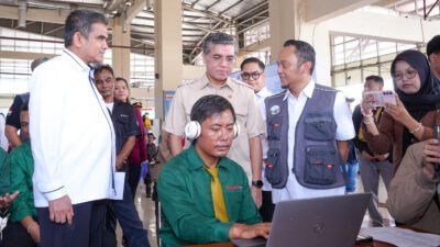 Menaker Yassierli Tinjau Posko Peduli K3 Mudik