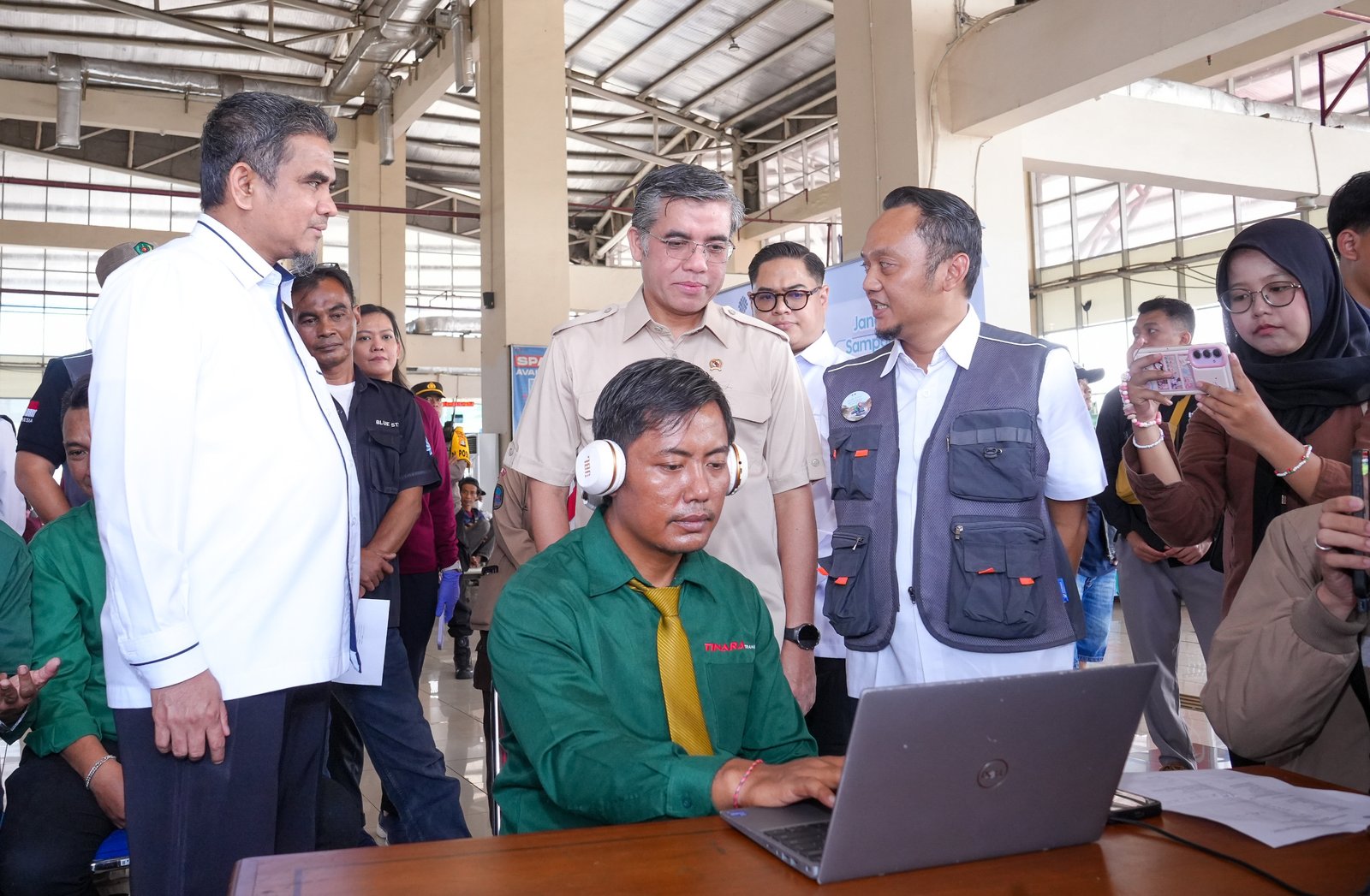 Menaker Yassierli Tinjau Posko Peduli K3 Mudik