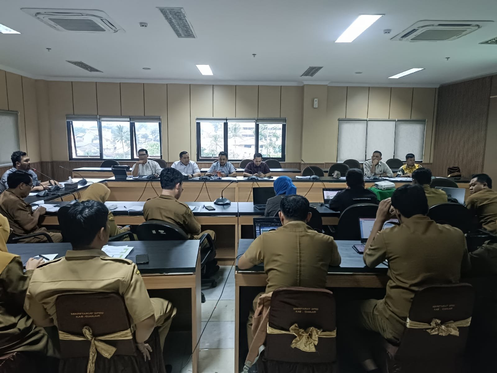 Komisi IV DPRD Kabupaten Cianjur usai menggelar Rapat Evaluasi UHC bersama dengan Dinas Kesehatan, Dinas Sosial, Disdukcapil, DMPD dan BPJS Kesehatan di Gedung DPRD Kabupaten Cianjur, Senin 2 Maret 2026.