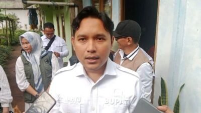Bupati Cianjur Mohammad Wahyu Ferdian saat mengunjungi rumah duka di Desa Talaga, Kecamatan Cugenang, Kabupaten Cianjur