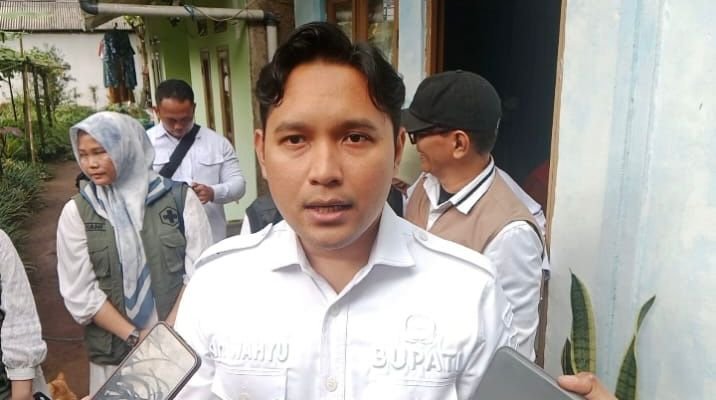 Bupati Cianjur Mohammad Wahyu Ferdian saat mengunjungi rumah duka di Desa Talaga, Kecamatan Cugenang, Kabupaten Cianjur