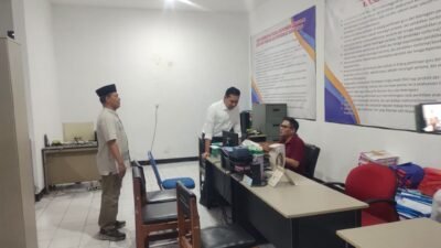 Bupati Cianjur Mohammad Wahyu Ferdian didampingi Kepala Disdikpora Kabupaten Cianjur, Ruhli Solehudin saat melakukan inspeksi mendadak (sidak) ke sejumlah ruangan di Kantor Disdikpora, Jumat 6 Maret 2026, setelah mengikuti rapat koordinasi Sawala Sauyunan bersama para kepala OPD.