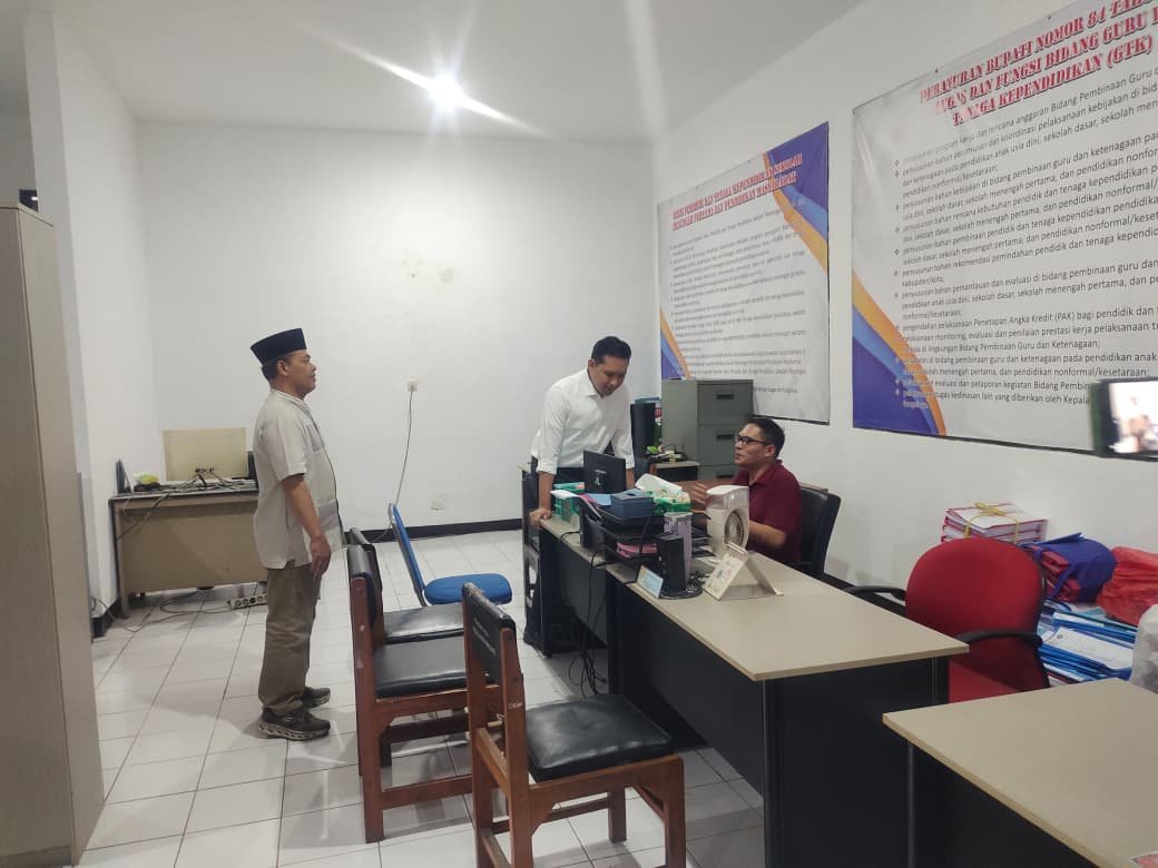 Bupati Cianjur Mohammad Wahyu Ferdian didampingi Kepala Disdikpora Kabupaten Cianjur, Ruhli Solehudin saat melakukan inspeksi mendadak (sidak) ke sejumlah ruangan di Kantor Disdikpora, Jumat 6 Maret 2026, setelah mengikuti rapat koordinasi Sawala Sauyunan bersama para kepala OPD.