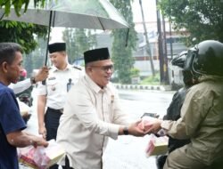 Kantor Imigrasi Cianjur Bagikan Takjil ke Masyarakat dan Pengendara