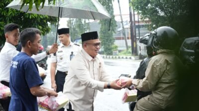 Kantor Imigrasi Kelas III Non TPI Cianjur membagikan takjil kepada masyarakat dan pengendara kendaraan bermotor yang melintas di jalan raya depan Kantor Imigrasi.