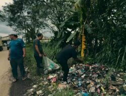 DLH Cianjur Bersihkan Sampah Jelang Kegiatan Safari Ramadhan “Neuleuman Poekna Peuting” di Kecamatan Mande