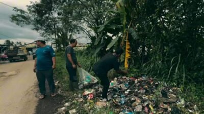 DLH Cianjur Bersihkan Sampah Jelang Kegiatan Safari Ramadhan "Neuleuman Poekna Peuting" di Kecamatan Mande