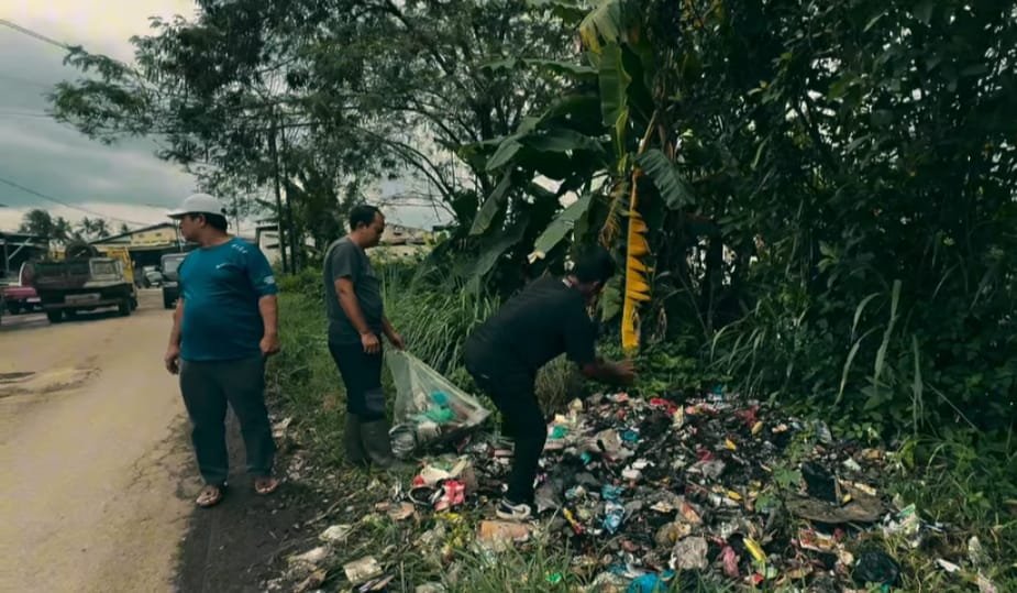 DLH Cianjur Bersihkan Sampah Jelang Kegiatan Safari Ramadhan "Neuleuman Poekna Peuting" di Kecamatan Mande