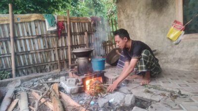 Gas Elpiji 3 Kg Langka, Warga Terpaksa Masak Pakai Kayu Bakar