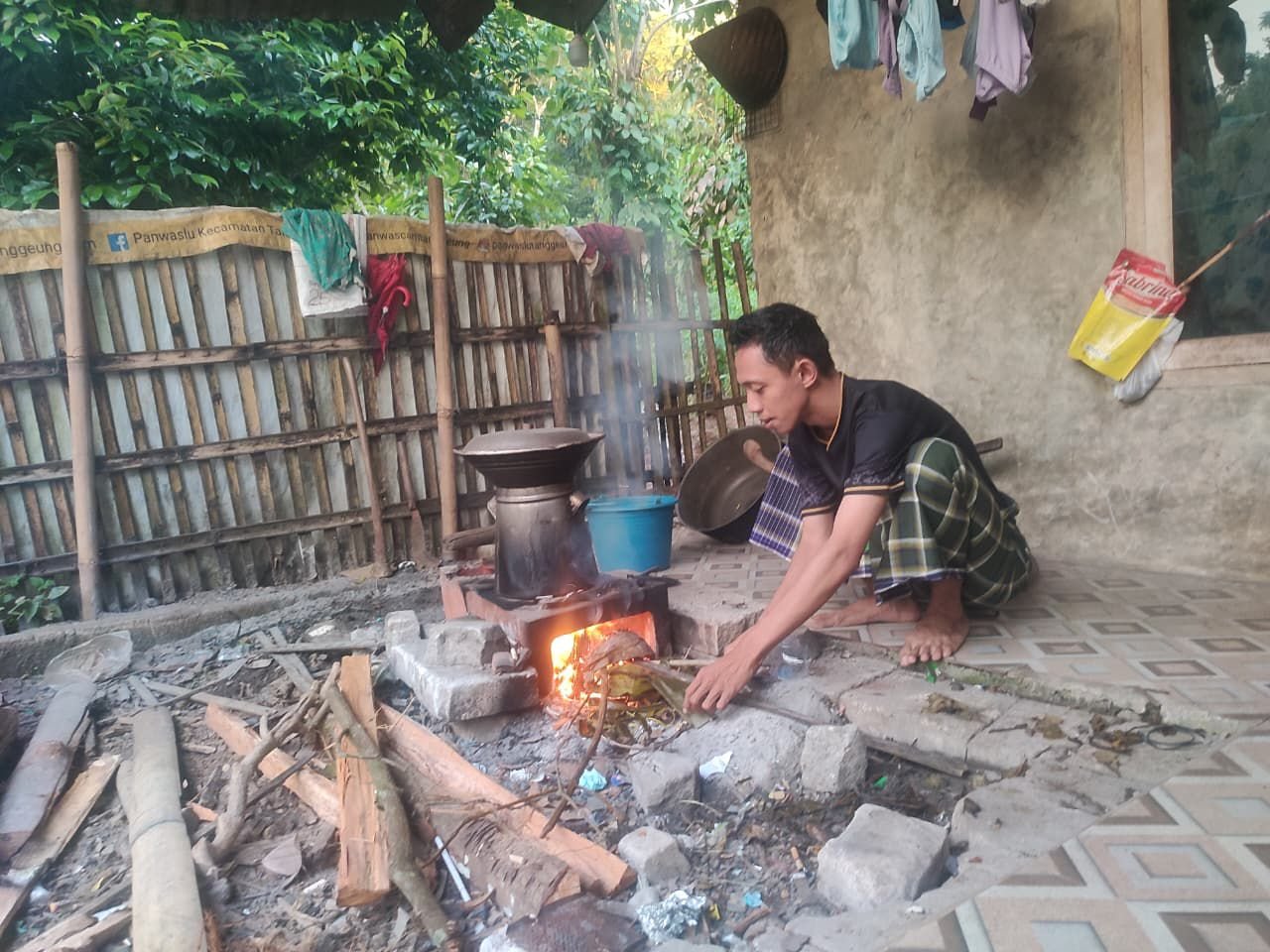 Gas Elpiji 3 Kg Langka, Warga Terpaksa Masak Pakai Kayu Bakar