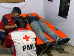 Pemudik Jatuh dan Terluka Setelah Lindas Jalan Berlubang di Jalan Pramuka Cianjur