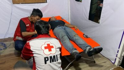Pemudik Jatuh dan Terluka Setelah Lindas Jalan Berlubang di Jalan Pramuka Cianjur