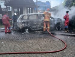 Belajar Nyetir Berujung Petaka, Mobil Wisatawan Terbakar Usai Tabrak Gardu Listrik di Villa Kota Bunga Cipanas