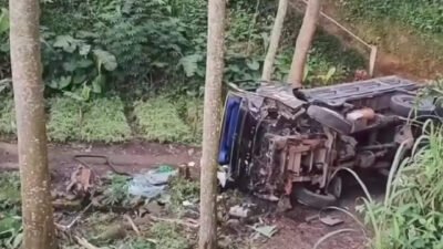 Sebuah truk mengalami kecelakaan tunggal di Jalan Raya Puncak Cianjur tepatnya di Kampung Simpang, Desa Cibeureum, Kecamatan Cugenang, Kabupaten Cianjur.