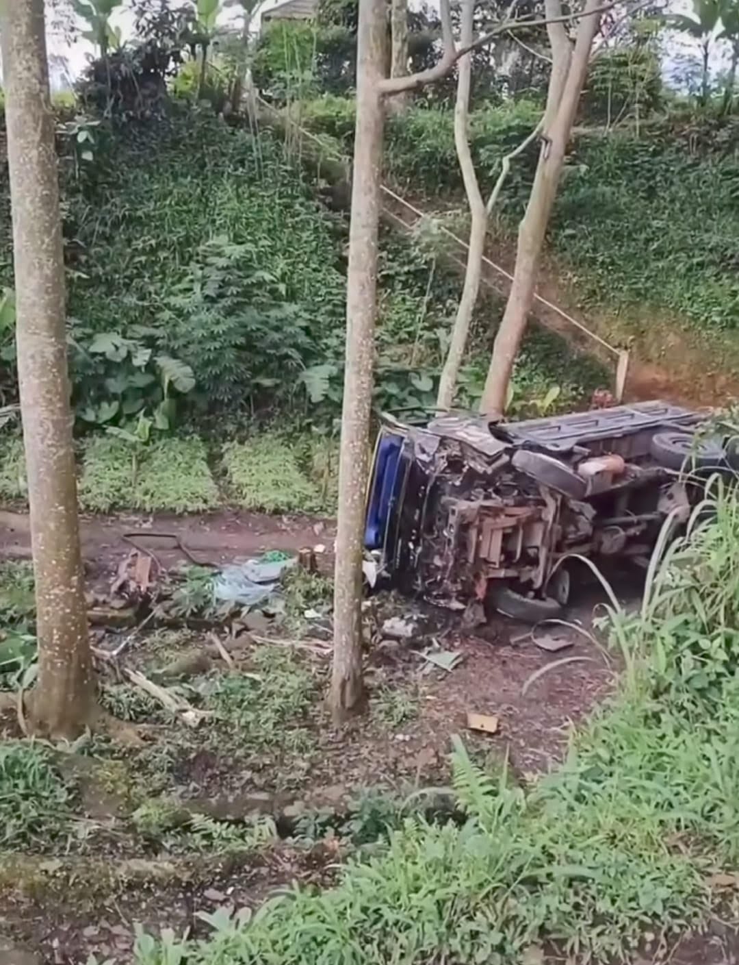 Sebuah truk mengalami kecelakaan tunggal di Jalan Raya Puncak Cianjur tepatnya di Kampung Simpang, Desa Cibeureum, Kecamatan Cugenang, Kabupaten Cianjur.