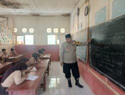 Polisi di Cianjur Rela Jadi Guru Sukarela Bagi Anak-anak di Pelosok Desa