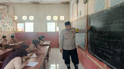 Polisi di Cianjur Rela Jadi Guru Sukarela Bagi Anak-anak di Pelosok Desa