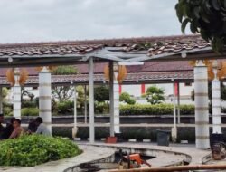 Pohon Tumbang di Taman Pendopo Cianjur Rusak Atap dan Pilar Lampu