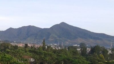 Gunung Gede Pangrango Dibuka Lagi 13 April, Pendaki Wajib Pakai Gelang RFID