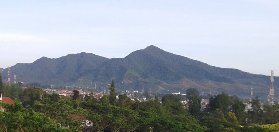 Gunung Gede Pangrango Dibuka Lagi 13 April, Pendaki Wajib Pakai Gelang RFID