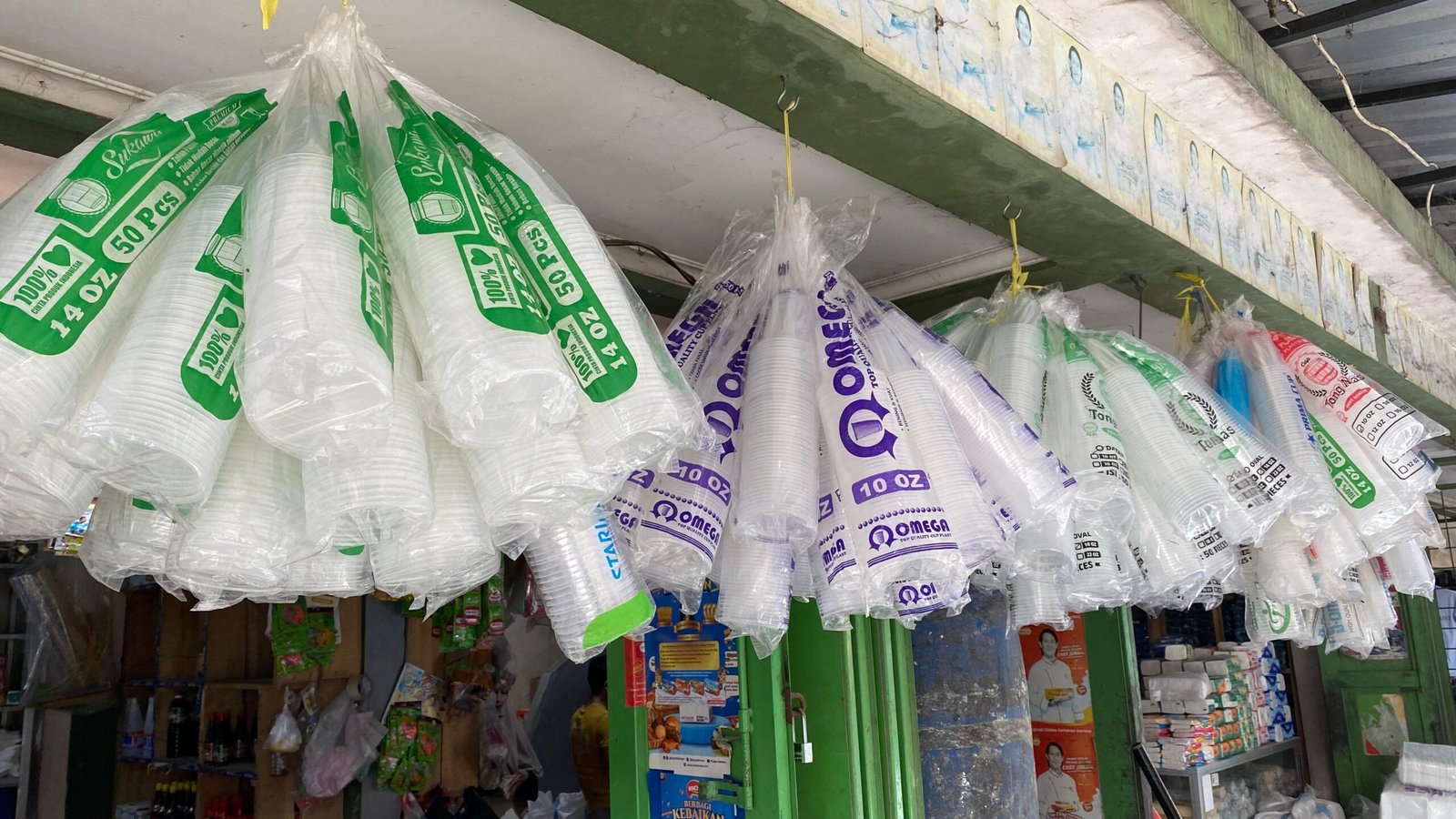 Harga plastik di Pasar Induk Cianjur mengalami kenaikan yang signifikan dalam beberapa waktu terakhir.