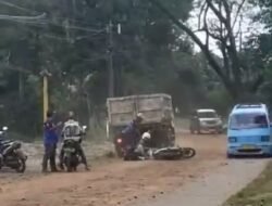Sejumlah Pemotor Terjatuh di Mande Cianjur Akibat Jalan Tertutup Tanah