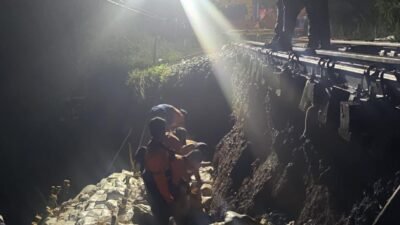 Hujan deras dengan intensitas tinggi membuat perlintasan Kereta Api di petak Jalan Cibeber-Lampegan, tepatnya di KM 73+9/0, mengalami penggerusan atau gogosan pada Rabu 22 April 2026 malam.